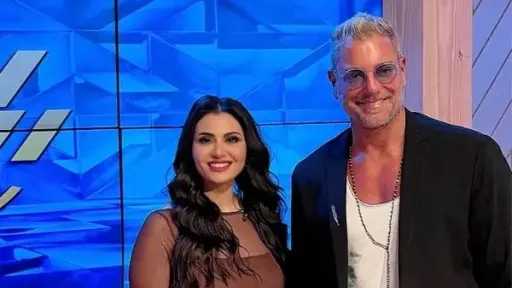 تامر هجرس يكشف كواليس مشواره الفني والفلسفة الحياتية في ”أصل الحكاية”