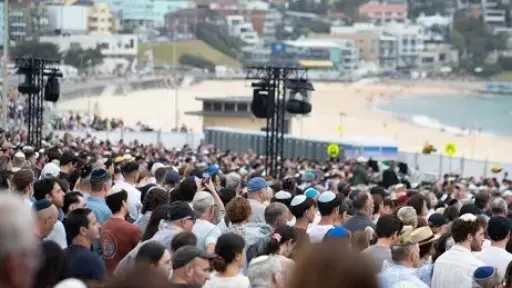 أستراليا: احتشاد الآلاف على شاطئ بوندي في سيدني لإحياء ذكرى ضحايا الهجوم الدامي