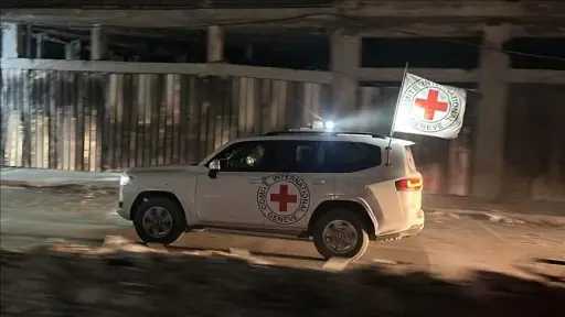 وصول 6 أسرى فلسطينيين مفرج عنهم إلى مستشفى دير البلح وسط غزة