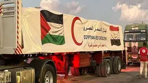 تحرك شاحنات القافلة 99 تمهيدا لدخولها غزة عبر معبر كرم أبو سالم