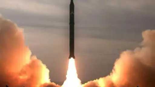 إيران تجري تجارب صاروخية في 5 محافظات