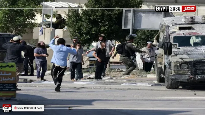 مستوطنون يهاجمون منازل في بلدة بيت أمر تحت أنظار جنود الاحتلال