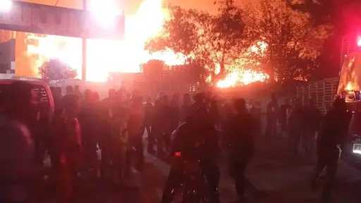 8 سيارات إطفاء تحاصر حريق مخزن أخشاب بمؤسسة الزكاة وتواصل جهود السيطرة