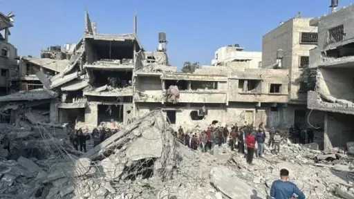 الدفاع المدني في غزة: منازل عديدة آيلة للسقوط ونطالب بإدخال مساكن مؤقتة للإيواء