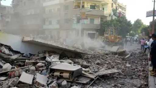 فرق الإنقاذ تنتشل 7 مصابين وتبحث عن آخرين تحت الأنقاض في انهيار  عقار إمبابة