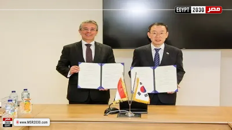 جانب من التوقيع 