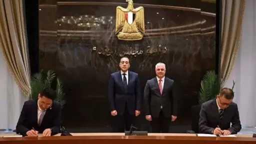 رئيس الوزراء يشهد مراسم توقيع 3 عقود مشروعات صناعية بالمنطقة الاقتصادية لقناة السويس باستثمارات 1.15 مليار دولار
