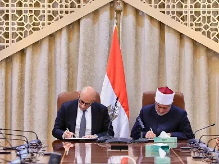 جانب من التوقيع 