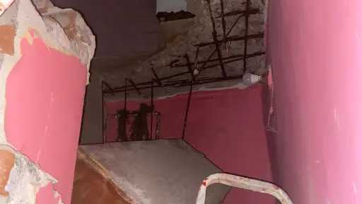 سقوط جزئي داخل عقار يهدد سكان الزاوية الحمراء.. وإخلاء 6 أسر