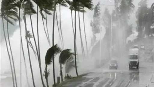 عمليات إجلاء وتحذيرات من فيضانات مع عاصفة قوية تضرب كاليفورنيا