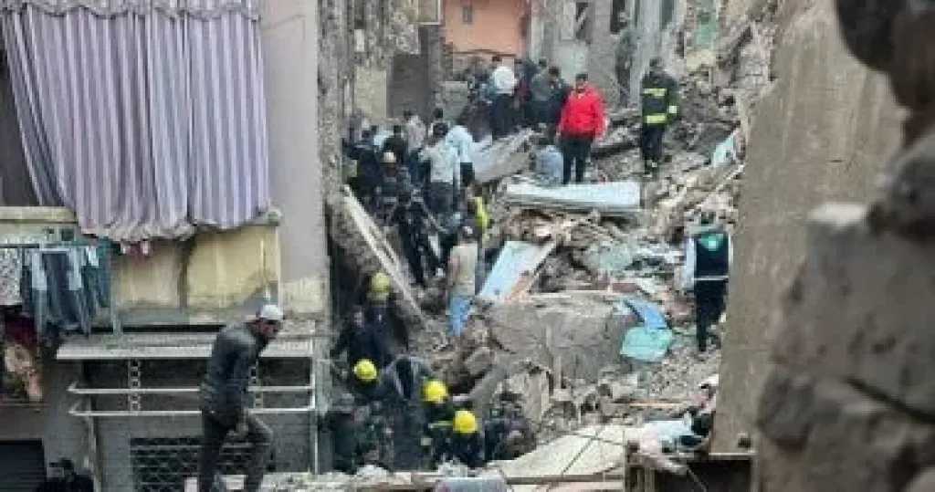 استمرار جهود الحماية المدنية للبحث عن مفقودين في انهيار عقار إمبابة