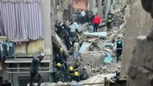 استمرار جهود الحماية المدنية للبحث عن مفقودين في انهيار عقار إمبابة