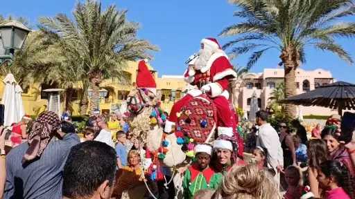بابا نويل يوزع هداياه على السائحين داخل البحر الأحمر احتفالًا بأعياد الكريسماس