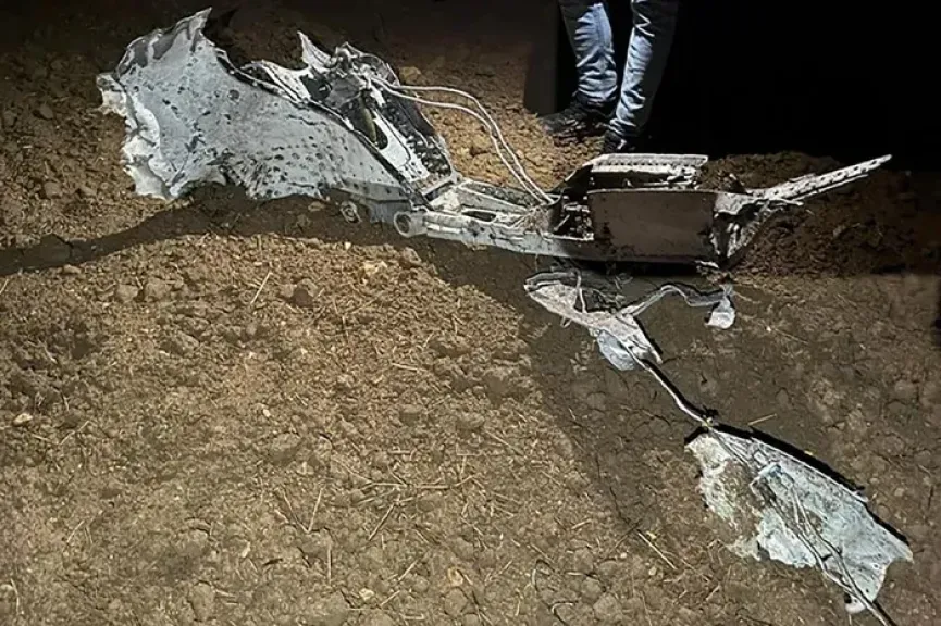 بقايا حطام من الطائرة الليبية العسكرية المنكوبة