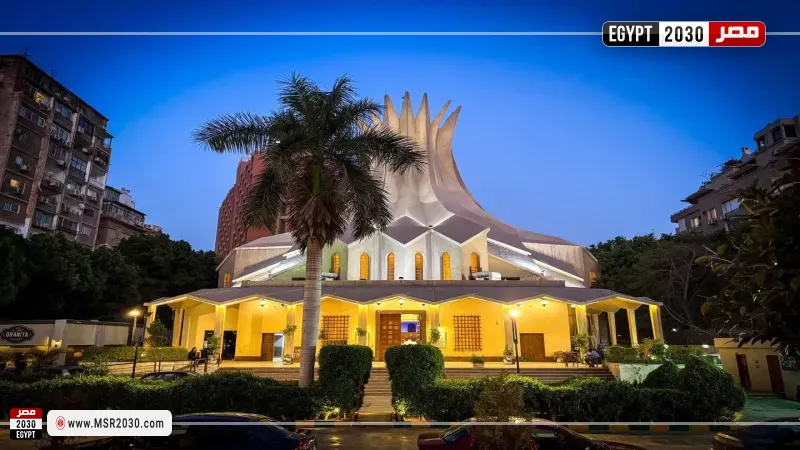 أشجار عيد الميلاد والأضواء تكسو الكاتدرائية الأسقفية