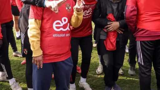 مران الأهلي يستقبل عددا من مشجعي الفريق ذوي الهمم