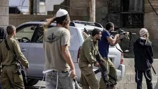 مستوطنون إسرائيليون يحرقون حفارا فلسطينيا جنوبي الضفة