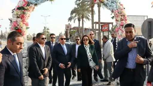 وزيرة التنمية المحلية ومحافظ الإسماعيلية يفتتحان ميدان الإسماعيلية ومجمع المحال التجارية بنادي وشاطئ الفيروز