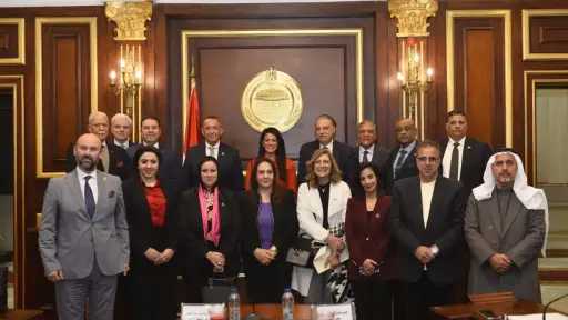 وزيرة التخطيط تهدي خارجية الشيوخ نسخة من كتابها «الدبلوماسية الاقتصادية لتعزيز التعاون الدولي»