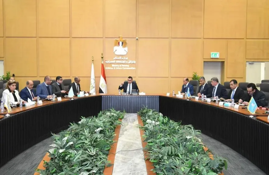 المهندس شريف الشربيني وزير الإسكان والمرافق والمجتمعات العمرانية خلال الاجتماع