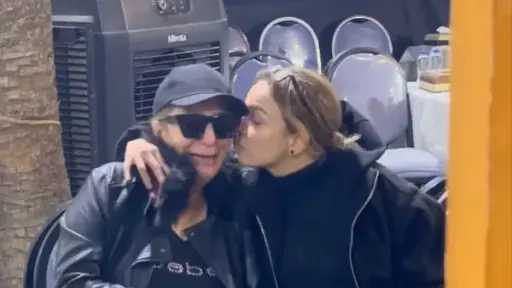 لمياء الأمير تنهار باكية في عزاء شقيقها الفنان الراحل طارق الأمير