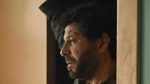 إياد نصار بملابس ملطخة بالدماء في المشاهد الأولى من مسلسل تحت الحصار