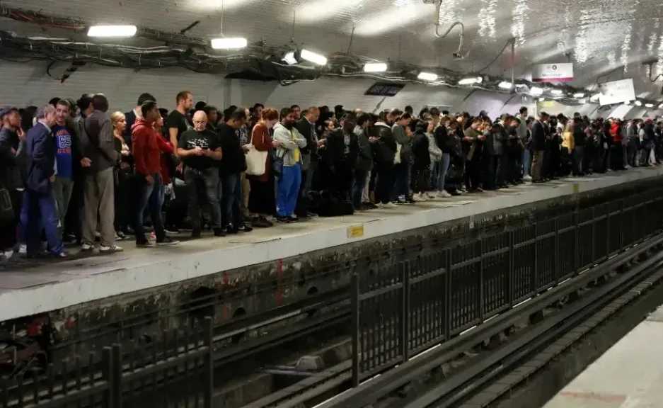 إصابة ثلاث سيدات بجروح جراء حادث طعن في مترو الأنفاق بباريس