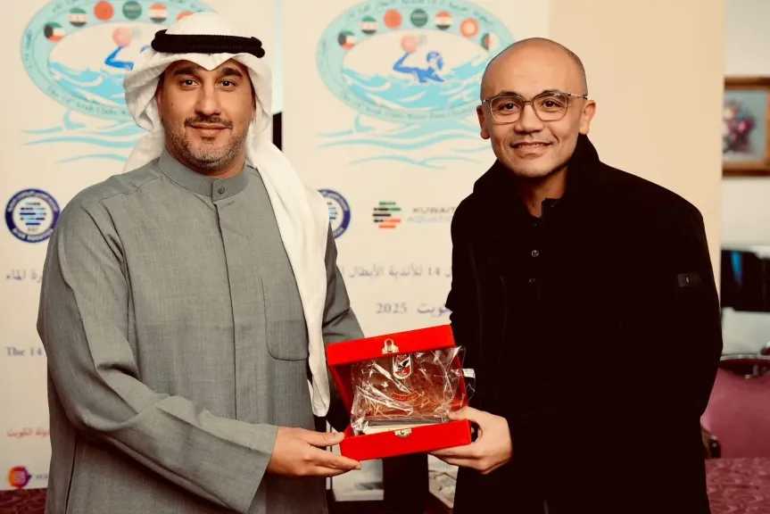 أحمد حسام عوض يهدي درع الأهلي لرؤساء الوفود المشاركة في البطولة العربية لكرة الماء