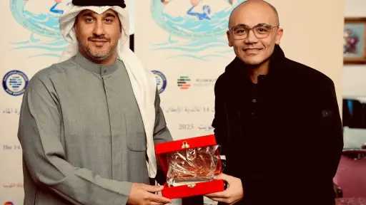 أحمد حسام عوض يهدي درع الأهلي لرؤساء الوفود المشاركة في البطولة العربية لكرة الماء