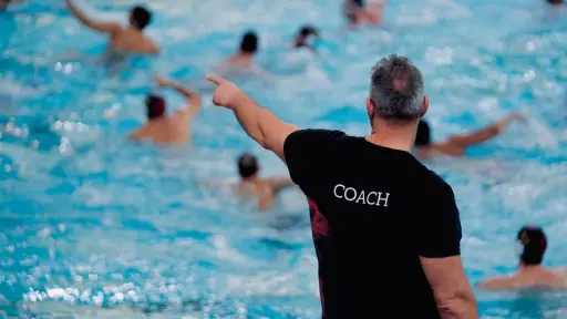 البطولة العربية لكرة الماء| محاضرة فنية للاعبي الأهلي قبل مواجهة الكويت الكويتي في النهائي