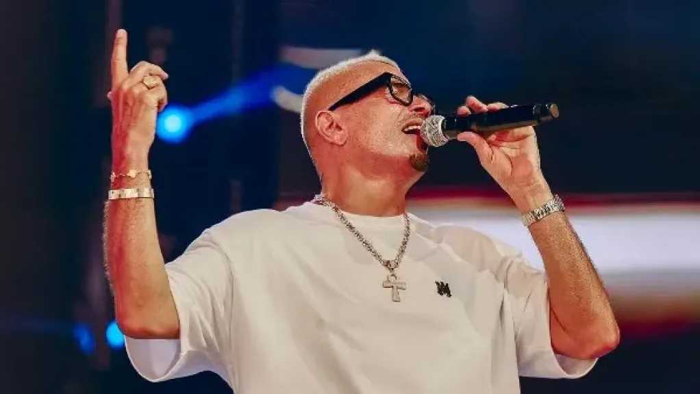 «بابا» لعمرو دياب تتجاوز 200 مليون مشاهدة على يوتيوب وتحقق رقمًا قياسيًا في صيف 2025