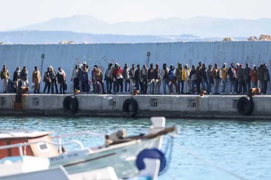 السلطات اليونانية تنقذ 108 مهاجرين جنوب جزيرة كريت