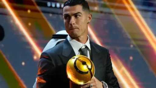 كريستيانو رونالدو يتوج بجائزة أفضل لاعب في الشرق الأوسط 2025