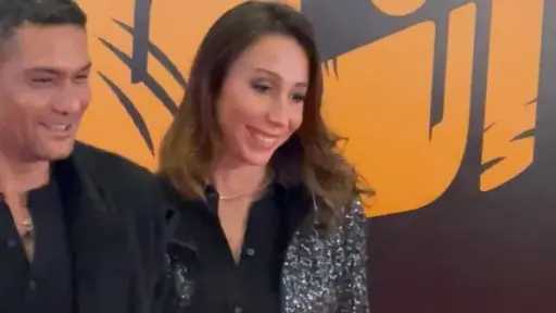 آسر ياسين وزوجته من العرض الخاص لفيلم إن غاب القط