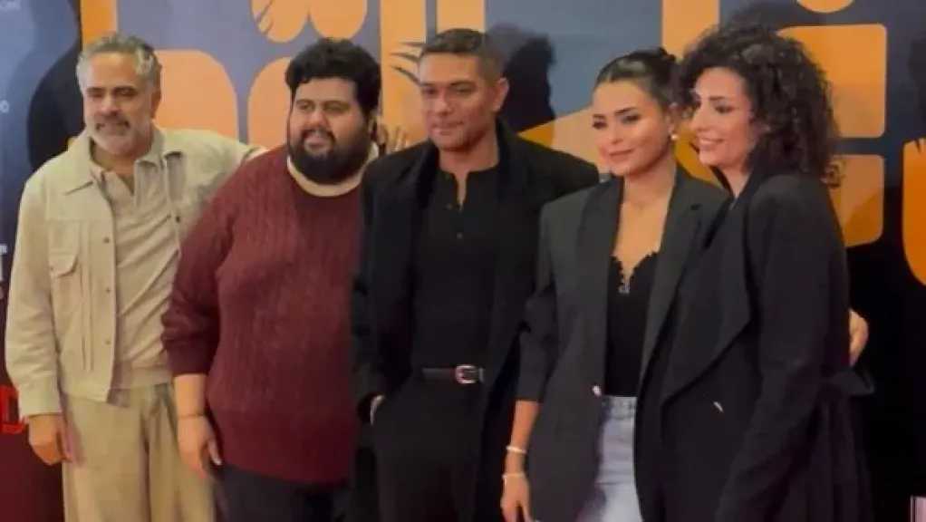 أسماء جلال وآسر ياسين يلتقطان الصور في العرض الخاص لفيلم إن غاب القط