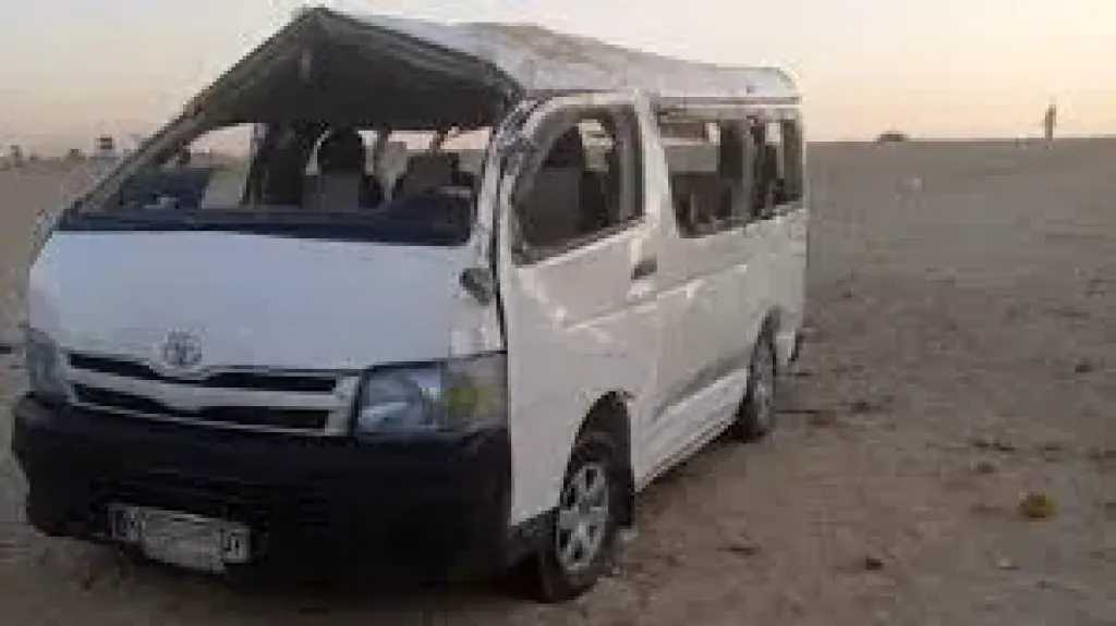 إصابة 5 أشخاص إثر انقلاب ميكروباص بطريق السويس الصحراوي