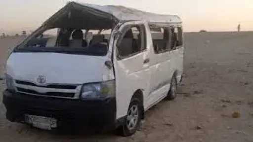 إصابة 5 أشخاص إثر انقلاب ميكروباص بطريق السويس الصحراوي