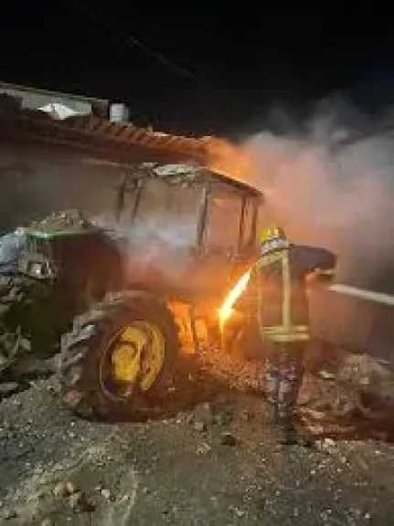 حريق يلتهم جرار زراعي داخل مستودع أنابيب بقرية سنباط بالغربية