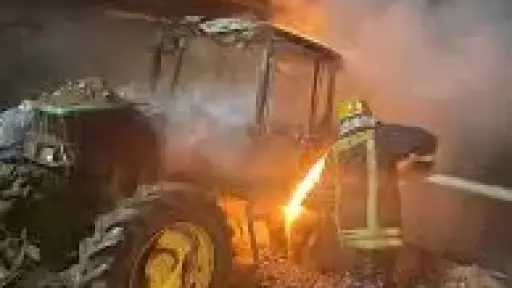 حريق يلتهم جرار زراعي داخل مستودع أنابيب بقرية... حريق يلتهم جرار زراعي داخل مستودع أنابيب بقرية سنباط بالغربية