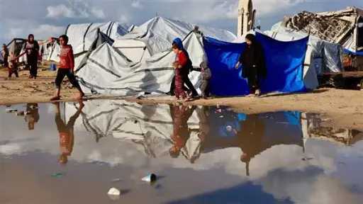 المنخفض الجوي يزيد مأساة غزة.. خيام مدمرة ووفيات... المنخفض الجوي يزيد مأساة غزة.. خيام مدمرة ووفيات متزايدة