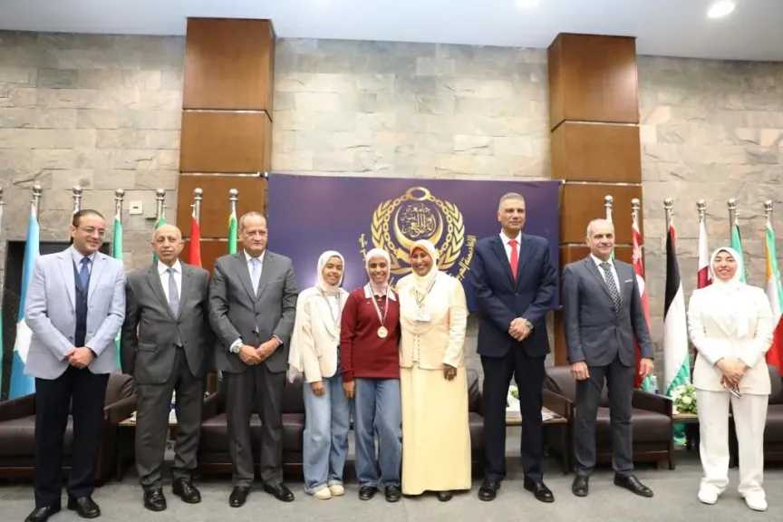 محافظ أسوان يكرم الطلاب الفائزين بالمعرض المحلى للعلوم والهندسة