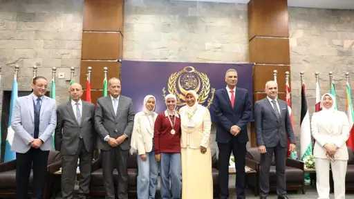 محافظ أسوان يكرم الطلاب الفائزين بالمعرض المحلى للعلوم والهندسة