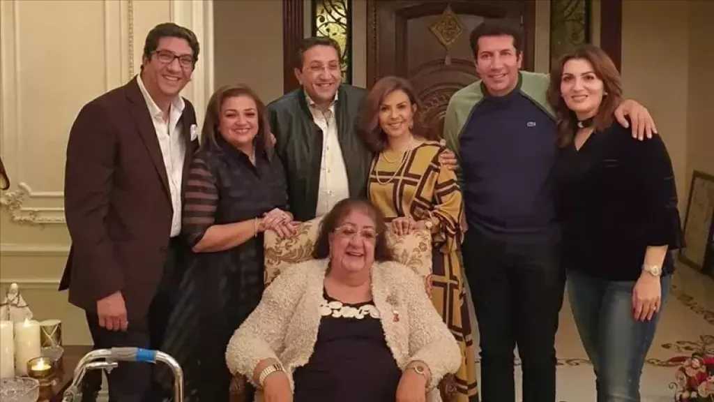 شقيق هاني رمزي يكشف وصية والدته الراحلة خلال تشييع جثمانها