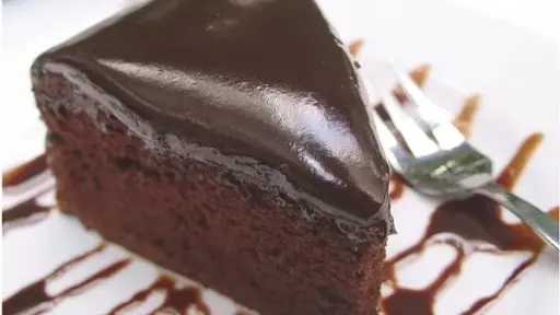 بتخلص في 10 دقائق.. طريقة عمل كيكة بدون فرن