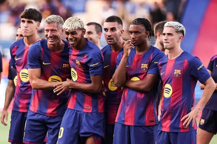 مانشستر سيتي يلاحق موهبة برشلونة الشابة.. هل يرحل فرنانديز في الشتاء؟