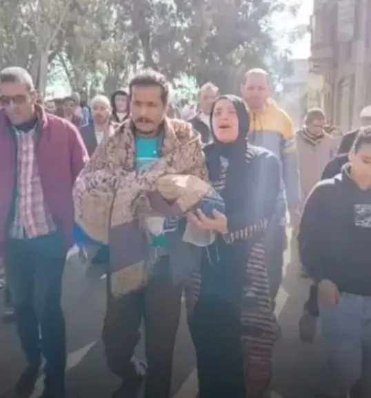 تشييع جثمان رضيع ألقاه شاب في مياه البحر بالدقهلية