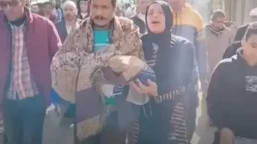 تشييع جثمان رضيع ألقاه شاب في مياه البحر بالدقهلية