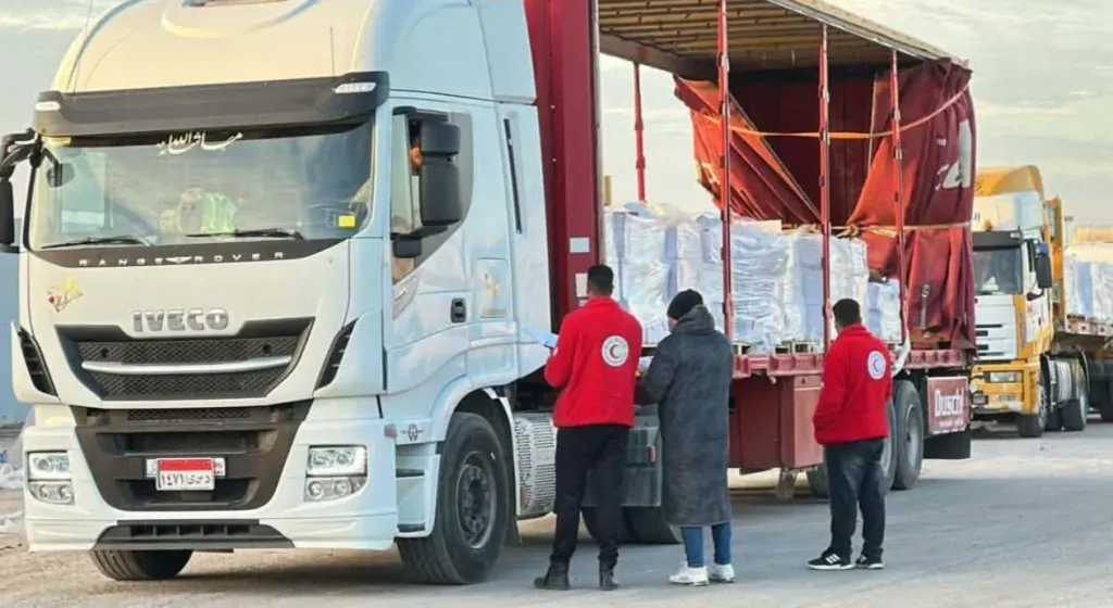 أكثر من 5 آلاف طن مساعدات من الهلال الأحمر المصري تعبر معبر رفح إلى غزة