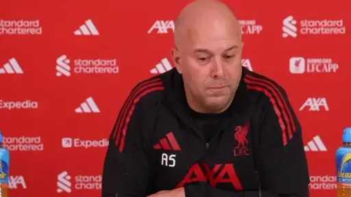 ليفربول يدرس رحيل سلوت عن تدريب الفريق