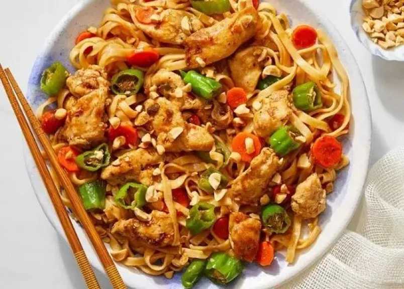 طريقة عمل نودلز بالخضار والدجاج